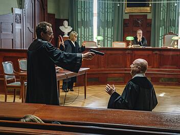 Szene aus dem fünften Franken-Tatort "Ein Tag wie jeder andere". Thomas Peters (Thorsten Merten, links) droht damit, Richter Küssges (Christian Schneller, rechts) im Gerichtssaal zu erschießen. Foto: BR/Claussen+Putz Filmproduktion GmbH/Hendrik Heiden