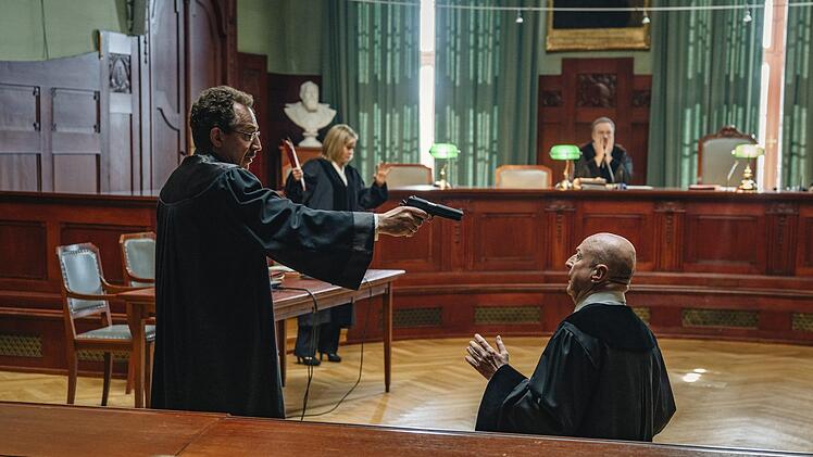 Szene aus dem fünften Franken-Tatort "Ein Tag wie jeder andere". Thomas Peters (Thorsten Merten, links) droht damit, Richter Küssges (Christian Schneller, rechts) im Gerichtssaal zu erschießen. Foto: BR/Claussen+Putz Filmproduktion GmbH/Hendrik Heiden