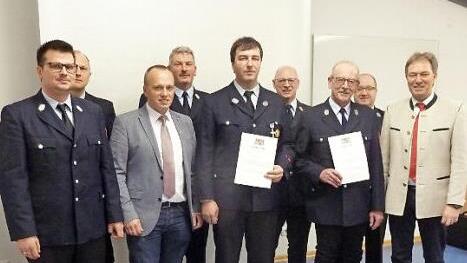 Werner Fehn und Johannes Fehn sind seit 40 bzw. 25 Jahren bei der Feuerwehr aktiv und wurden dafür mit Urkunden ausgezeichnet.