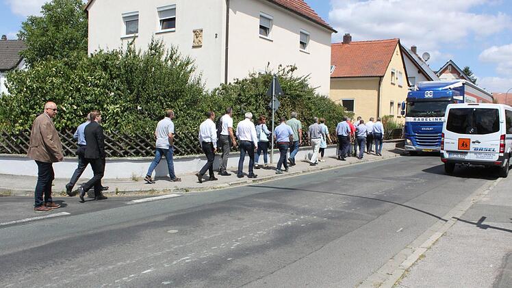 In der Ortsdurchfahrt von Oberhaid wird's eng, wie die Mitglieder des Bauausschusses hier selbst zu sehen bekamen.