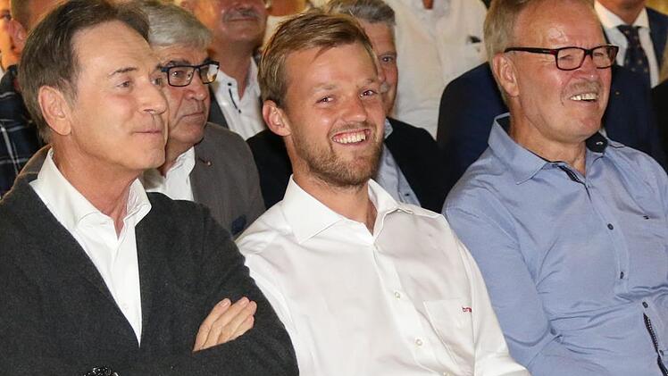 Krawietz inmitten zweier Förderer, Vater Rudi (rechts) und Sponsor Michael Stoschek Foto: Wolfgang Desombre