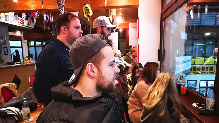 Er freute sich einfach sehr, wieder einmal bei seinen ehemaligen Teamkollegen zu sein: Petr Krepelka verfolgte die Partie im "Hawks Inn".  Foto: Ralf Naumann