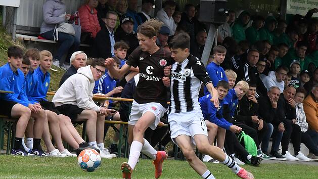 Einen hohen Stellenwert hat ein Turniersieg beim Rimini-Cup der TSVgg Hausen. Diesmal ging kein Weg am Nachwuchs von PAOK Saloniki (in schwarz-wei&szlig;) vorbei mit dem 2:0-Finalsieg &uuml;ber den FC St.Pauli (links). Foto: Hopf