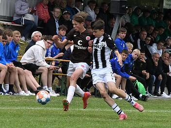 Einen hohen Stellenwert hat ein Turniersieg beim Rimini-Cup der TSVgg Hausen. Diesmal ging kein Weg am Nachwuchs von PAOK Saloniki (in schwarz-weiß) vorbei mit dem 2:0-Finalsieg über den FC St.Pauli (links). Foto: Hopf