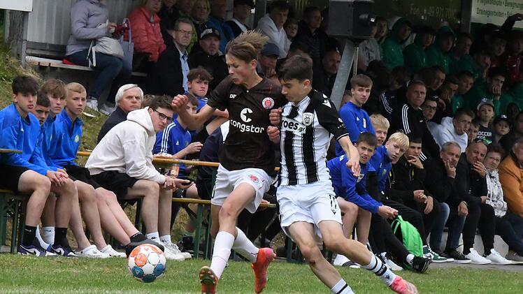 Einen hohen Stellenwert hat ein Turniersieg beim Rimini-Cup der TSVgg Hausen. Diesmal ging kein Weg am Nachwuchs von PAOK Saloniki (in schwarz-weiß) vorbei mit dem 2:0-Finalsieg über den FC St.Pauli (links). Foto: Hopf