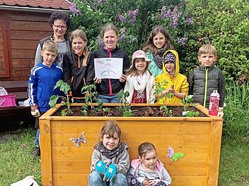 Die Neuenseer Wühlmäuse haben ihr Hochbeet mit großem Eifer bepflanzt und verschönert.