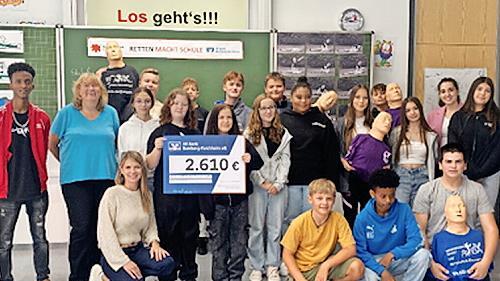 Sch&uuml;ler der M8 mit der Erste-Hilfe-Ausbilderin Hildegard Speckner (2.&nbsp;v.&nbsp;l.) bei der &Uuml;bergabe der Reanimations-Ausstattung mit der Mitarbeiterin der VR-Bank Ebermannstadt (vorne l.)