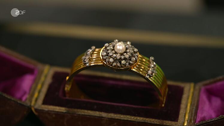 "Das ist mal ein Auftritt", lobte Lichter das Armband aus 750er Gold mit 0,5-Karat-Diamanten und Naturperle. Erwin erhoffte sich 2.100 Euro. Heide Rezepa-Zabel empfahl bis zu 2.800. "Wunderschön", war Dr. Lisa Nüdling verzaubert. Sie bezahlte 2.600 Euro.