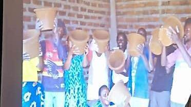 Hans-Otto Wack zeigt "die allerersten Filter mit dem Team", das in Oruchinga Valley in Uganda die Produktion selbständig weiterführen will.