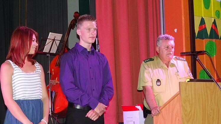 Die Schülerlotsen Yvonne Wüstenwelsberg und Lukas Müller zeichnete Berthold Schineller aus.