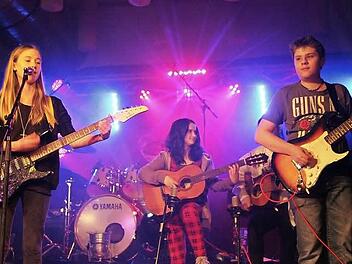 Rock'n' Roll ist nicht tot: Vanessa Schulz hatte mit Aylin Canatti, Pascal Schifferdecker und Evelyn Kromm (mit den Lehrern Kai Tschierschky und Katharina Hargens) den Dracula-Rock-Song einstudiert. Fotos: Sonja Adam