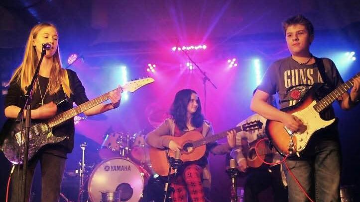 Rock'n' Roll ist nicht tot: Vanessa Schulz hatte mit Aylin Canatti, Pascal Schifferdecker und Evelyn Kromm (mit den Lehrern Kai Tschierschky und Katharina Hargens) den Dracula-Rock-Song einstudiert. Fotos: Sonja Adam