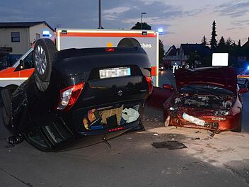 Der Wagen des Unfallverursachers landete auf dem Dach. Fotos: Frank Spitzenpfeil