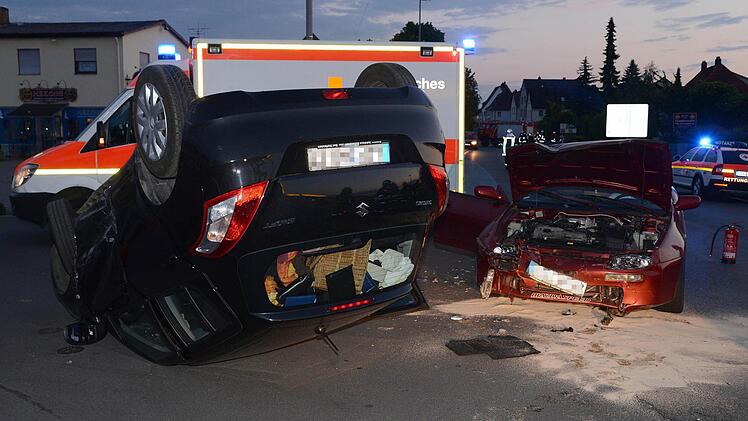 Der Wagen des Unfallverursachers landete auf dem Dach. Fotos: Frank Spitzenpfeil