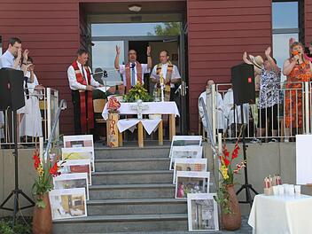 Wo einst der Nachwuchs zur Schule ging, ist heute Wohnraum für Behinderte Menschen entstanden. Gestern segnete die Geistlichkeit die Räume.  Foto: Gerda Völk