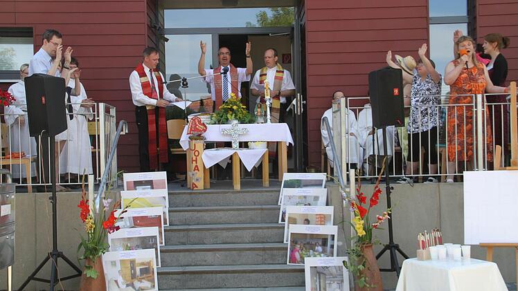 Wo einst der Nachwuchs zur Schule ging, ist heute Wohnraum für Behinderte Menschen entstanden. Gestern segnete die Geistlichkeit die Räume.  Foto: Gerda Völk