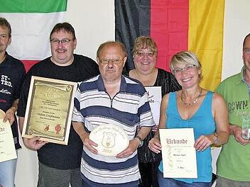 Sie wurden für sportliche Erfolge und langjährige Mitgliedschaft im Sportkegelclub "Alle Neun" Sonnefeld ausgezeichnet (von links): Mario Weber, Stefan Großmann, Jürgen Frühauf, Sonja Korn, Martina Nagat und Bernd Gebhard.  Foto: Klaus Oelzner