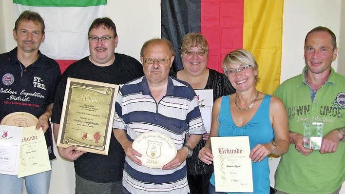 Sie wurden für sportliche Erfolge und langjährige Mitgliedschaft im Sportkegelclub "Alle Neun" Sonnefeld ausgezeichnet (von links): Mario Weber, Stefan Großmann, Jürgen Frühauf, Sonja Korn, Martina Nagat und Bernd Gebhard.  Foto: Klaus Oelzner