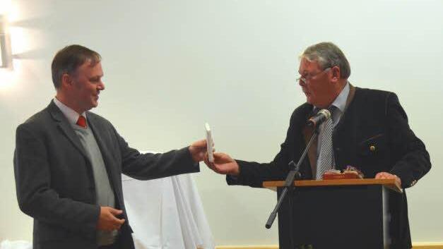 Bürgermeister Christian Mrosek (rechts) verabschiedet Pfarrer Till Roth mit einem Erinnerungsgeschenk der Gemeinde Redwitz. Foto: Thomas Micheel
