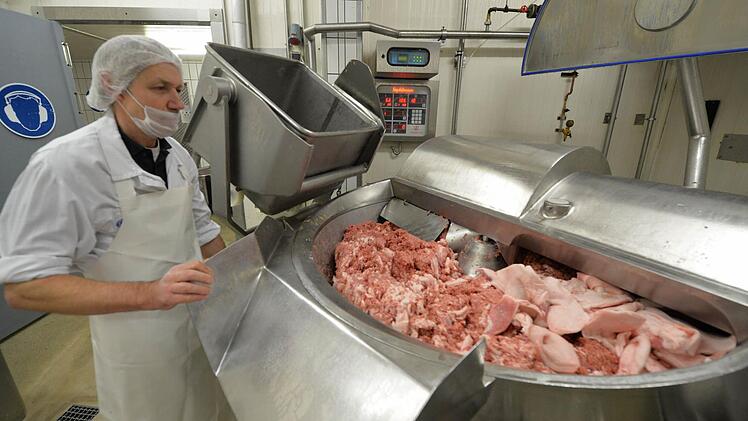 Der Wurstkutter wird um ein Uhr angeschmissen. Foto: Ronald Rinklef