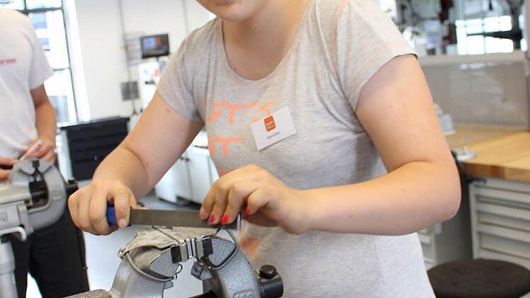 Alina Kittel feilt an einem Metall-Anhänger für ihre Schwester. Foto: Ulrike Nauer