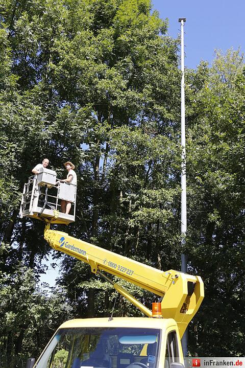 Arbeiter installieren die neuen Strahler