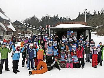 Die Jungen und Mädchen der Grund- und Mittelschule Neuenmarkt-Wirsberg an der Skischule Hottenroth Foto: Werner Reißaus