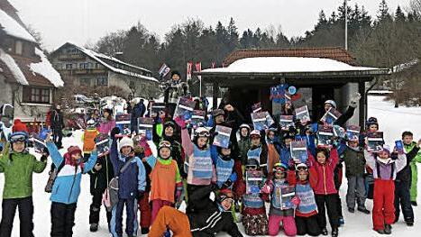 Die Jungen und Mädchen der Grund- und Mittelschule Neuenmarkt-Wirsberg an der Skischule Hottenroth Foto: Werner Reißaus