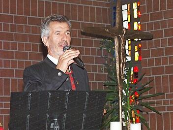 Der bekannte Volksmusiksänger Oswald Sattler aus Südtirol begeisterte bei seinem Konzert in der Pfarrkirche Heilige Familie mit sakralen Liedern die 540 Zuhörer. Foto: Alfred Thieret