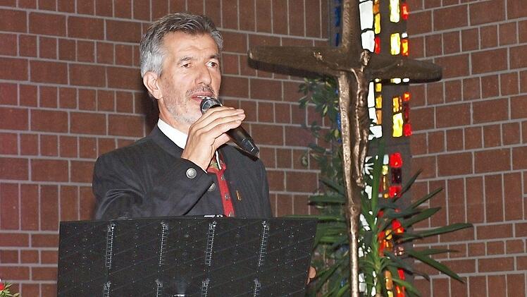 Der bekannte Volksmusiksänger Oswald Sattler aus Südtirol begeisterte bei seinem Konzert in der Pfarrkirche Heilige Familie mit sakralen Liedern die 540 Zuhörer. Foto: Alfred Thieret