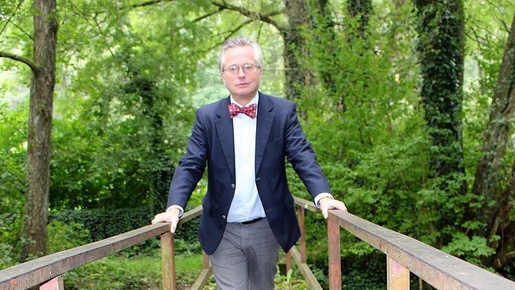 Der Enkel von Carola Dunkel aus der Schneidmühle in Römershag, Ulrich Kuther, versucht die Geschichte am Leben zu halten. Der Steg ist heute noch das letzte Überbleibsel der Mühle. Foto: Julia Raab