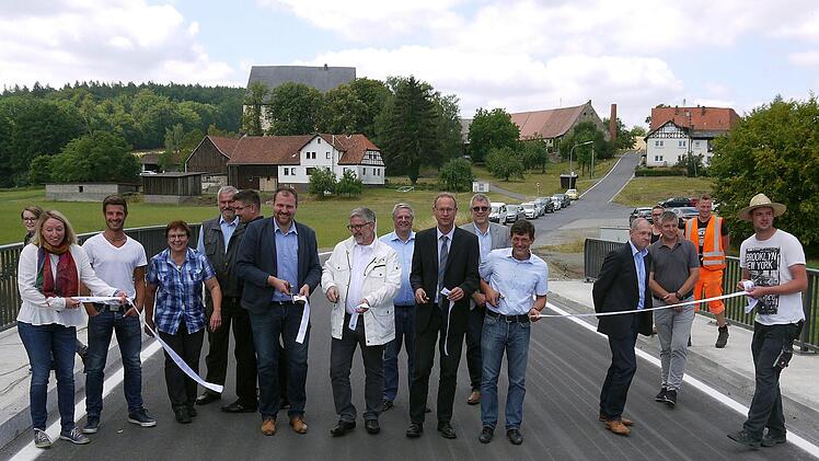 Jetzt aber schnell weg: Die offizielle Freigabe der Kreisstraße CO9 bei Schloss Wiesen musste ein bisschen  schneller als sonst üblich durchgezogen  werden, weil  sich ein Polizeifahrzeug mit Blaulicht näherte. Berthold Köhler