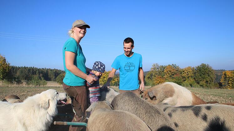 Johanna und Ben Berthold mit Tochter Ida lieben die Arbeit mit den Schweinen.Foto: Stefanie Gleixner