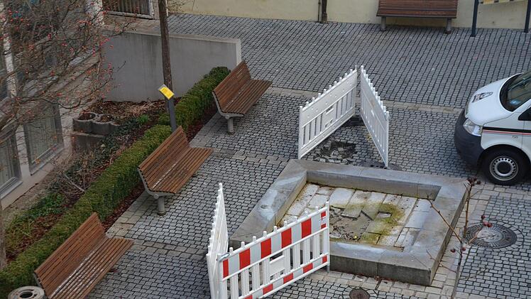 Der Schusterbrunnen ist abmontiert