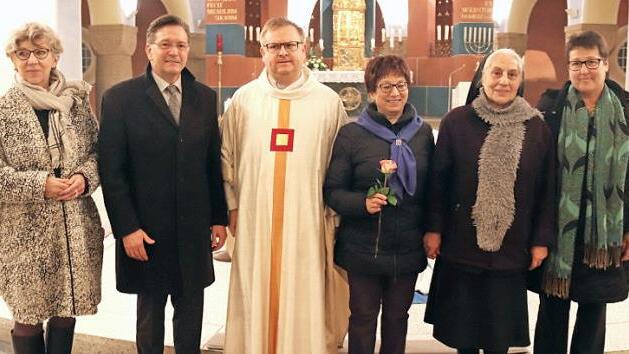 V. l.: Elfi Sesser vom Diözesanverband in Bamberg, Karsten Fischkal, Pfarrer Thomas Ringer, Maria Zahnleiter, Schwester Claudia und Andrea Stocklassa (Diözesanverband) am Ende des Gottesdienstes Foto: Blum