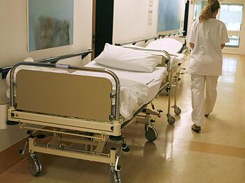 Aus f&uuml;r Pflegehelferin: Obwohl sie bereits 2017 Aussicht auf eine Ausbildung zur Pflegefachkraft hatte, musste sie Deutschland verlassen, weil ihr die Abschiebung drohte. Im August sollte sie nun zur&uuml;ck kommen, jedoch gibt es Probleme mit ihrem Visum.  Foto: Sebastian Widmann dpa/lno