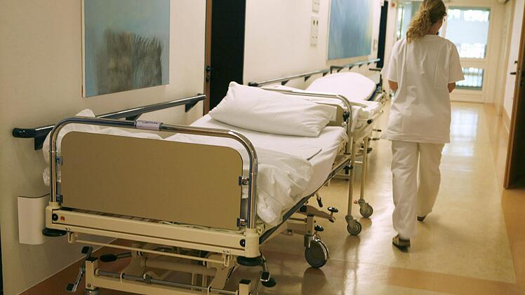 Aus f&uuml;r Pflegehelferin: Obwohl sie bereits 2017 Aussicht auf eine Ausbildung zur Pflegefachkraft hatte, musste sie Deutschland verlassen, weil ihr die Abschiebung drohte. Im August sollte sie nun zur&uuml;ck kommen, jedoch gibt es Probleme mit ihrem Visum.  Foto: Sebastian Widmann dpa/lno