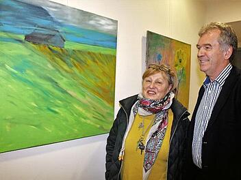 Marianne Kriegel zeigt Bürgermeister Hans Beck ihre Bilder. Foto: Evi Seeger