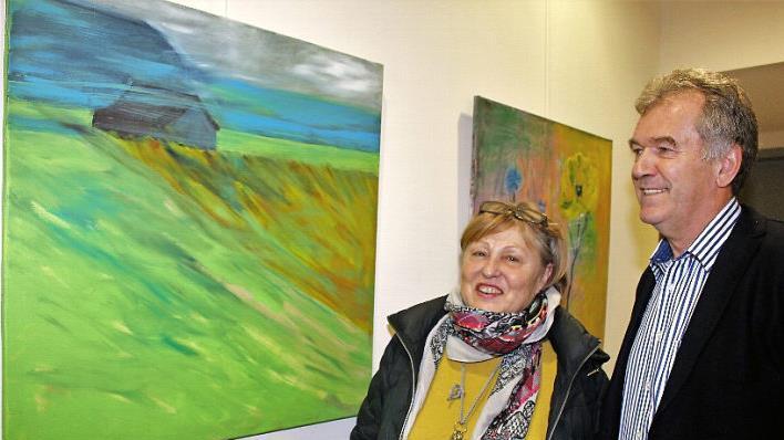 Marianne Kriegel zeigt Bürgermeister Hans Beck ihre Bilder. Foto: Evi Seeger