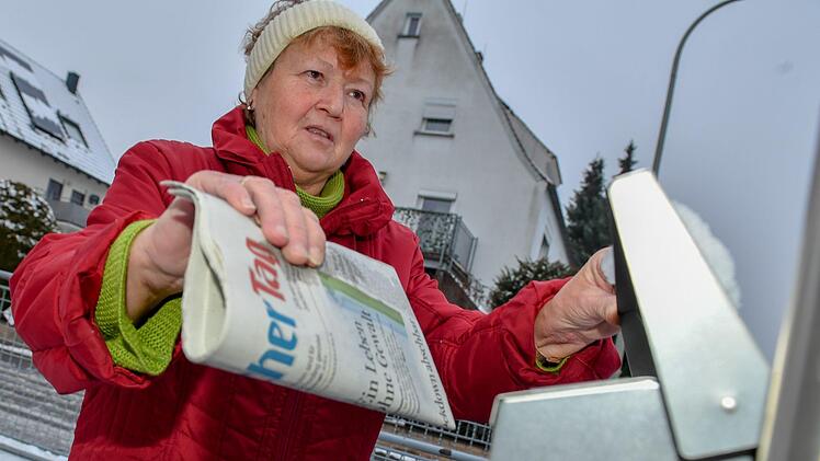 Mathilde Wolfhagen stellt sechsmal in der Woche  den FT zu und sorgt dafür, dass die Leser die Zeitung pünktlich  im Briefkasten haben. Foto: Ronald Rinklef