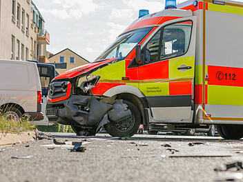 F&uuml;rth: Auto kollidiert mit Rettungswagen