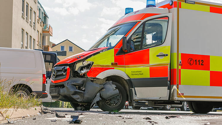 F&uuml;rth: Auto kollidiert mit Rettungswagen