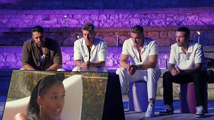 Aleks (links) gefällt nicht, was Vanessa (Bildschirm) erzählt.