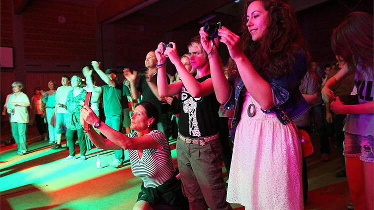 Das sieht man nicht alle Tage. Viele Fans zückten zum Fotoapparat, um eine Erinnerung an den rockenden Abt mit nach Hause zu nehmen.