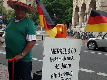 Joseph zieht mit seinem Rentnerfreibierwagen in Richtung Innenstadt. Er freut sich, dass er nicht mehr arbeiten muss. Foto: Timo Stöhr