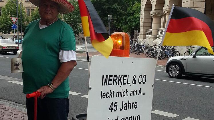 Joseph zieht mit seinem Rentnerfreibierwagen in Richtung Innenstadt. Er freut sich, dass er nicht mehr arbeiten muss. Foto: Timo Stöhr