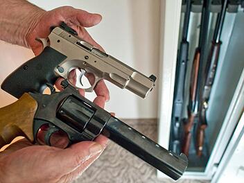 Pistole, Revolver, Gewehre in einem Waffenschrank: Der verurteilte Waffensammler aus dem Landkreis hatte etliche Waffen illegal erworben, 19 davon im Garten vergraben.  Symbolfoto: Patrick Pleul, dpa
