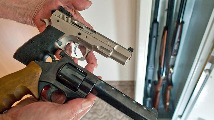 Pistole, Revolver, Gewehre in einem Waffenschrank: Der verurteilte Waffensammler aus dem Landkreis hatte etliche Waffen illegal erworben, 19 davon im Garten vergraben.  Symbolfoto: Patrick Pleul, dpa