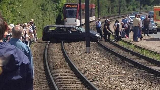 Wann immer irgendwo ein Unfall passiert, finden sich rasch Schaulustige ein. Helfer auf Rettunsgeins&auml;tzen sehen sich mit dem Problem konfrontiert, dass immer h&auml;ufiger Fotos mit dem Handy gemacht werden, die sp&auml;ter oft im Internet landen. Symbolfoto: Sandra Hackenberg