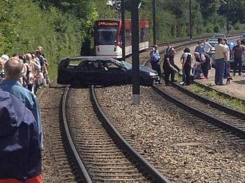 Wann immer irgendwo ein Unfall passiert, finden sich rasch Schaulustige ein. Helfer auf Rettunsgeinsätzen sehen sich mit dem Problem konfrontiert, dass immer häufiger Fotos mit dem Handy gemacht werden, die später oft im Internet landen. Symbolfoto: Sandra Hackenberg